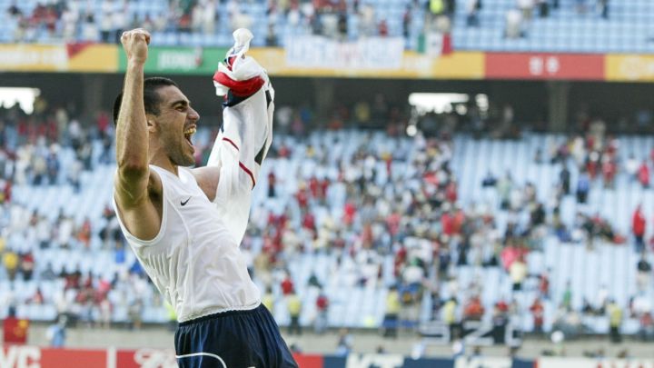 Claudio Reyna celebra la clasificación de USMNT a cuartos de final de la Copa del Mundo de Corea-Japón 2002.