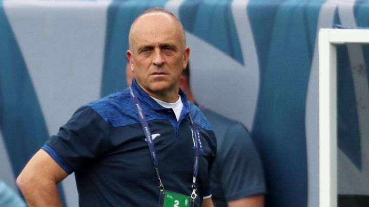 Fabian Coito caminando por el área técnica en duelo de Honduras y Costa Rica en la CONCACAF Nations League.