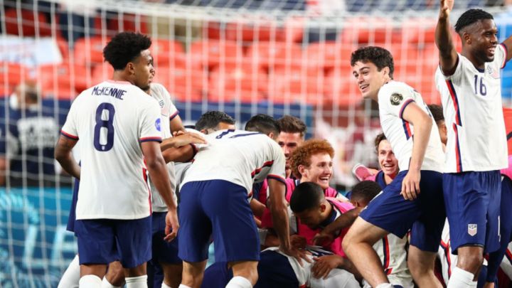 Selección de Estados Unidos celebra el gol de penal de Chirstian Pulisic en la final de la CONCACAF Nations League ante México.