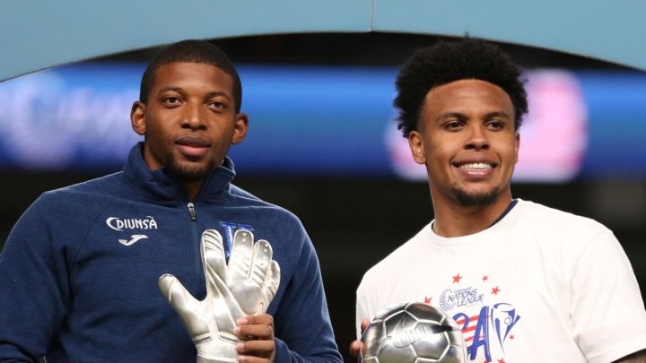 Luis López de Honduras y Weston McKennie de Estados Unidos recibiendo su trofeo a lo mejor de la Nations League 2021.