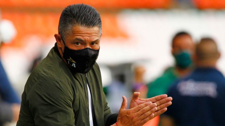 Ignacio Ambriz aplaudiendo accionar de León en juego de repechaje ante Toluca en el Estadio León.