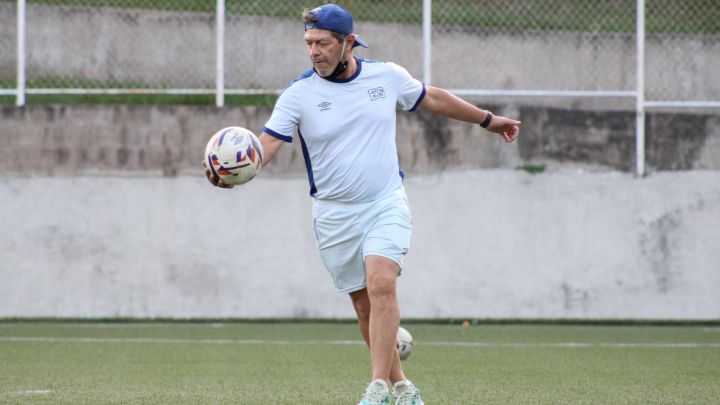 Hugo Pérez enfrenta partido histórico con la Selección de El Salvador