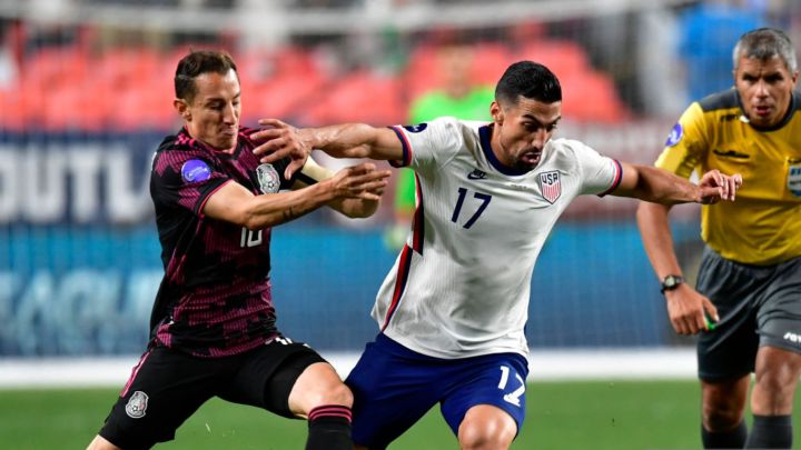 Andrés Guardado y Sebastian Lletget peleando por posesión en final de CONCACAF Nations League entre Estados Unidos y México.