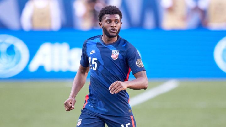 Mark McKenzie en control del balón con Estados Unidos ante Honduras en la Nations League.