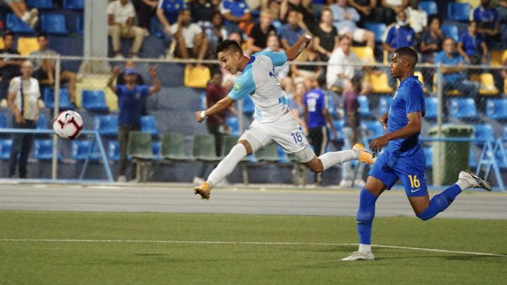 Oscar Santis disparando a puerta en duelo de Eliminatoria Mundialista entre Guatemala y Curazao.