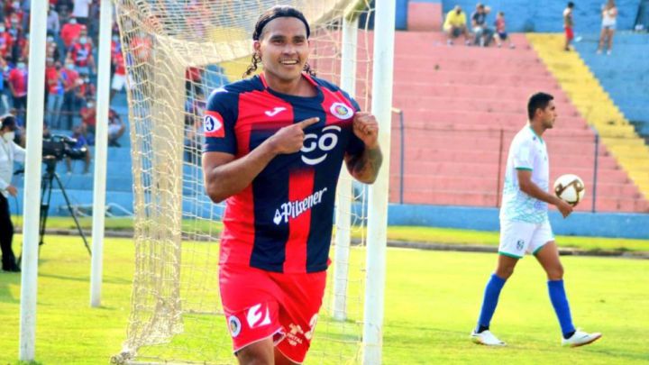El adiós de Gullit Peña dividió opiniones entre la afición de CD FAS.