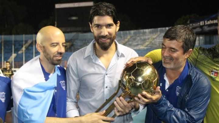 El día en que el Loco Abreu fue campeón como jugador y entrenador en El Salvador