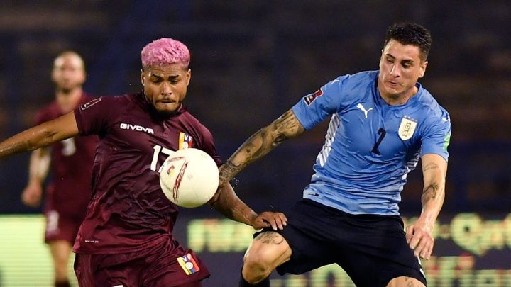 Josef Martínez peleando el balón en duelo de Eliminatoria Mundialista ante José María Giménez en el Venezuela contra Uruguay.