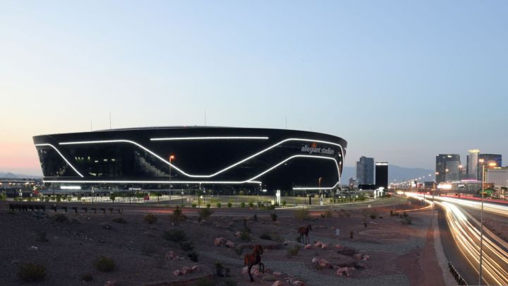 Allegiant Stadium en Las Vegas, Nevada, al atardecer.