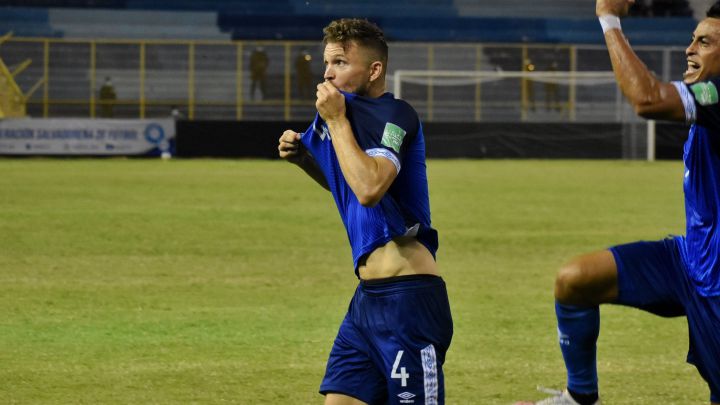 Eriq Zavaleta celebra su primer gol con El Salvador en duelo de Eliminatoria contra Antigua y Barbuda.