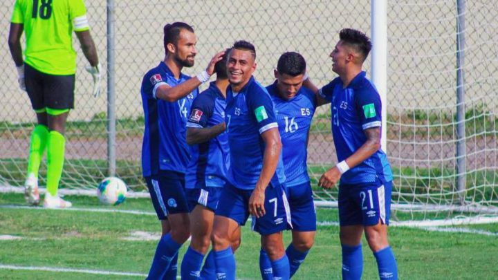 David Rugamas festeja con sus compañeros uno de sus dos goles ante St. Kitts y Nevis en Eliminatoria CONCACAF 2021.