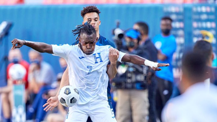 Alberth Elis peleando un balón con Antonee Robinson en juego de Honduras ante USMNT en la Nations League.