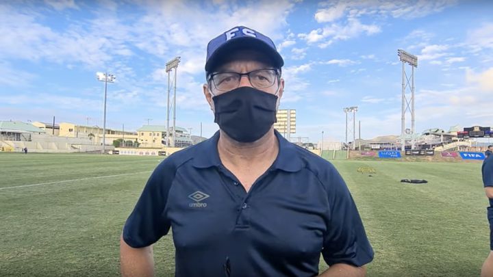 Hugo Pérez dando declaraciones después de la victoria de El Salvador ante St. Kitts y Nevis en la Eliminatoria de CONACAF.