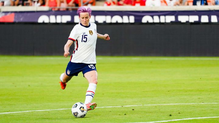Megan Rapinoe dispara tiro libre en juego de Summer Series de USWNT ante Portugal en el BBVA Stadium.