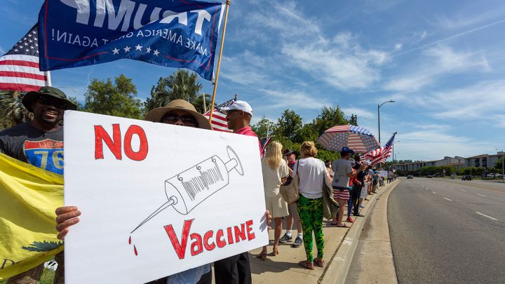 Personas se manifiestan contra la vacunación del covid-19 en Estados Unidos