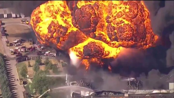 Se registra incendio y explosión en una planta industrial en Illinois