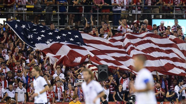Aficionados despliegan bandera de los Estados Unidos tras segundo gol de la Selección en juego ante México en el Columbus Crew Stadium en 2013.