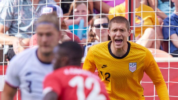 Ethan Horvath dando indicaciones en duelo amistoso entre USMNT y Costa Rica.