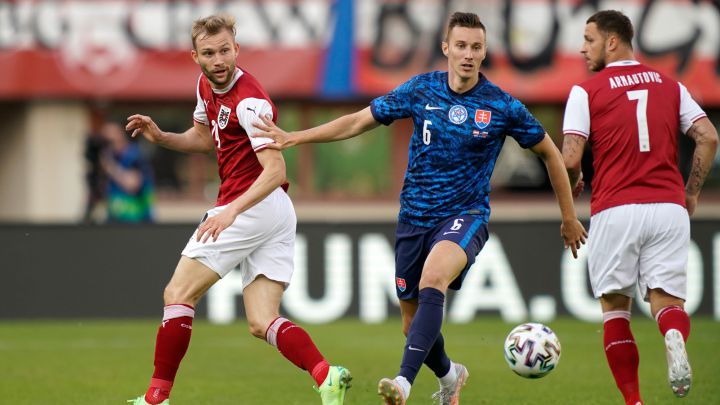 Jan Gregus busca cortar el pase a Konrad Laimer en amistoso previo a Euro 2020 ante Austria.