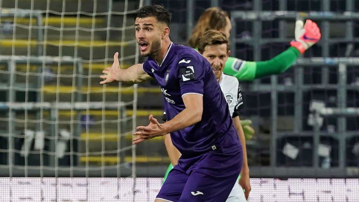 Matt Miazga reclama en jugada del partido de postemporada entre Anderlecht y Genk en la Jupiter League.