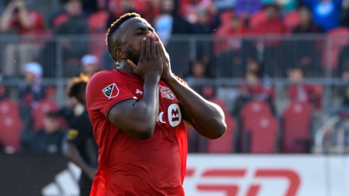 Jozy Altidore se lamenta fallo en partido de Toronto FC en contra de Columbus Crew en 2019.