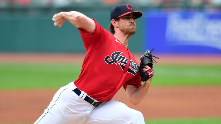 Shane Bieber con los Indians