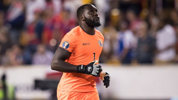 Jhony Placide regresando a su arco en duelo de Copa Oro 2019 entre Haití y Costa Rica.
