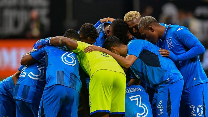 Jugadores de Honduras en charla previa al juego amistoso contra México en el Mercedes-Benz Stadium.