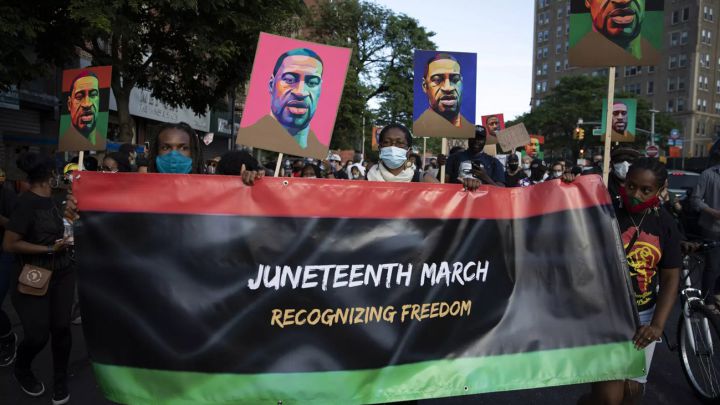 Marcha por la conmemoración de Juneteenth, día en que se conmemora el fin de la esclavitud en Estados Unidos