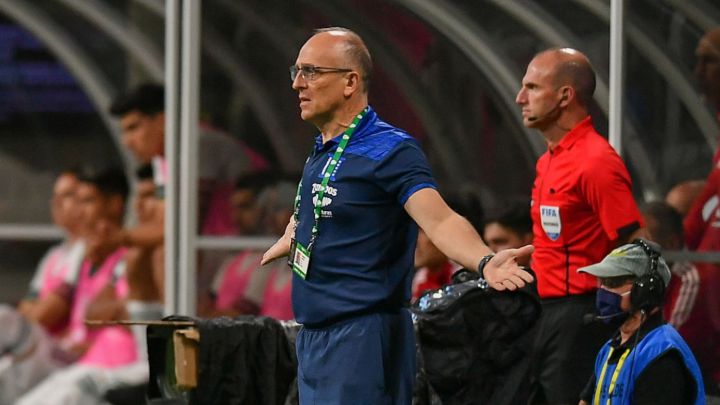 Fabián Coito, entrenador de Honduras, reclamando en encuentro amsitoso de Honduras ante México en el Mercedes-Benz Stadium.