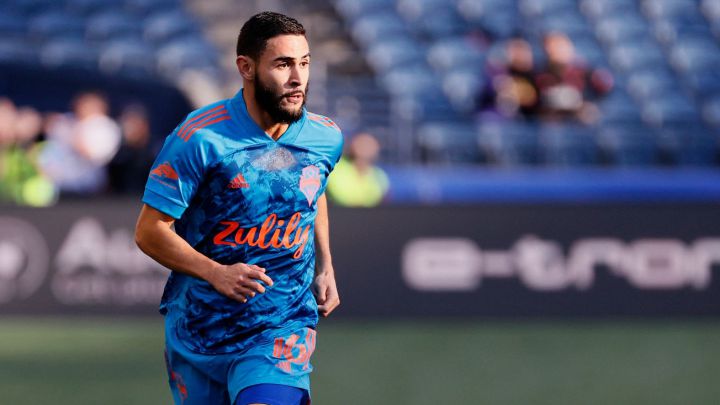 Alex Roldán controla esférico en duelo de Seattle Sounders contra Austin FC en el Lumen Field.