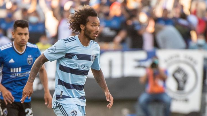Gianluca Busio llevando la jugada en partido de Sporting Kansas City ante San Jose Earthquakes.
