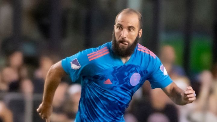 Gonzalo Higuaín en control del balón en partido de Inter Miami contra D.C. United.