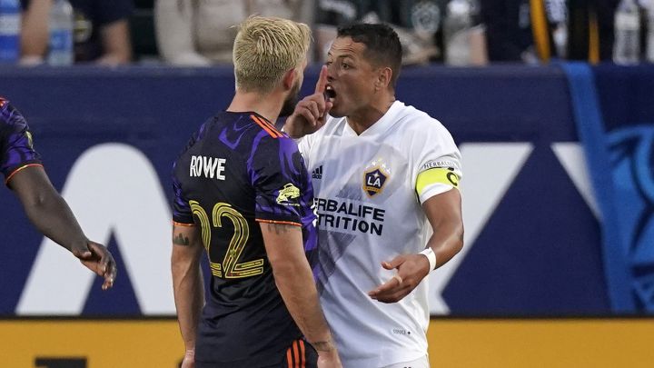 Chicharito y Rowe se encaran durante el partido de este sábado entre LA Galaxy y Seattle Sounders.