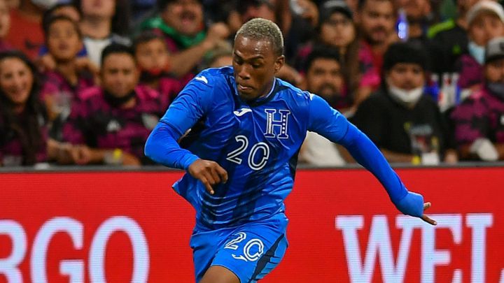Deybi Flores en acción para juego entre México y Honduras en el Mercedes-Benz Stadium.