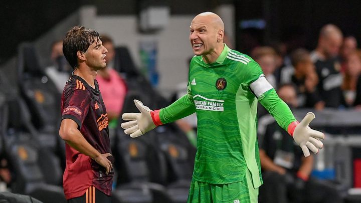 Santiago Sosa y Brad Guzan lamentando el resultado de Atlanta United ante Philadelphia Union.