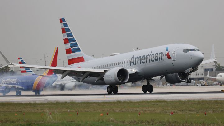 Aeronave de American Airlines, aerolínea que cancelará cientos de vuelos hasta julio