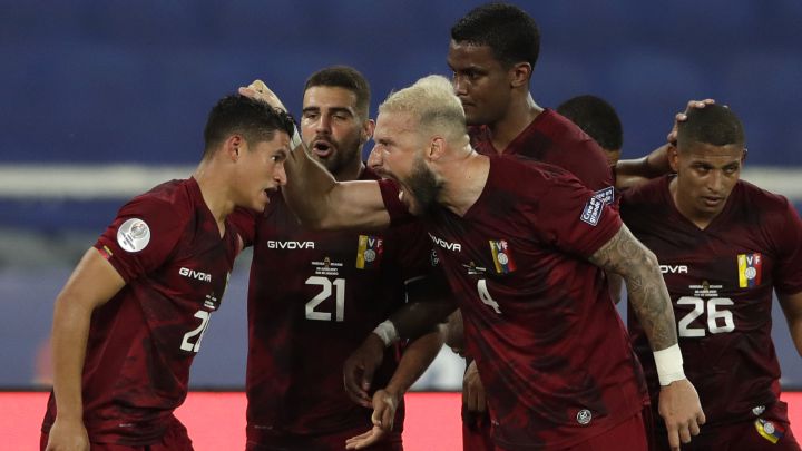Ronald Hernández festejando con el equipo el empate de Venezuela ante Ecuador en Copa América 2021.