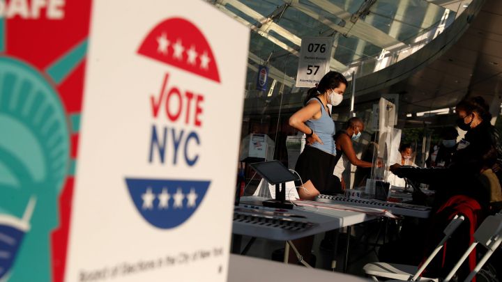 Personas esperando para votar en las eleccione primarias de la ciudad de Nueva York
