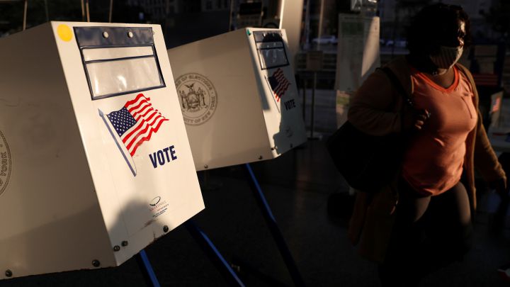 Mujer esperando para votar en las eleccione primarias de la ciudad de Nueva York