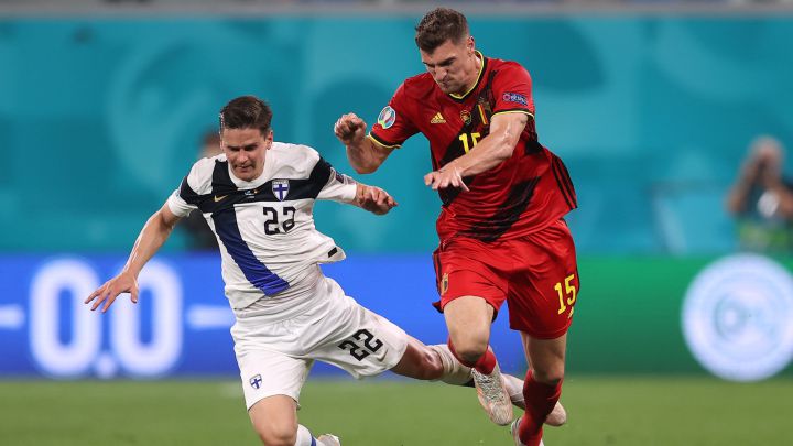 Jukka Raitala pierde el balón ante Thomas Meunier en tercera jornada de la Euro 2020 entre Finlandia y Bélgica.