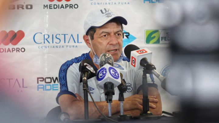 Hugo Pérez compareciendo en conferencia de prensa tras inicio de preparación para Copa Oro.