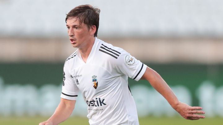 Ryan Gauld en posesión del balón durante partido de Farense contra Belenenses en la Liga NOS de Portugal.