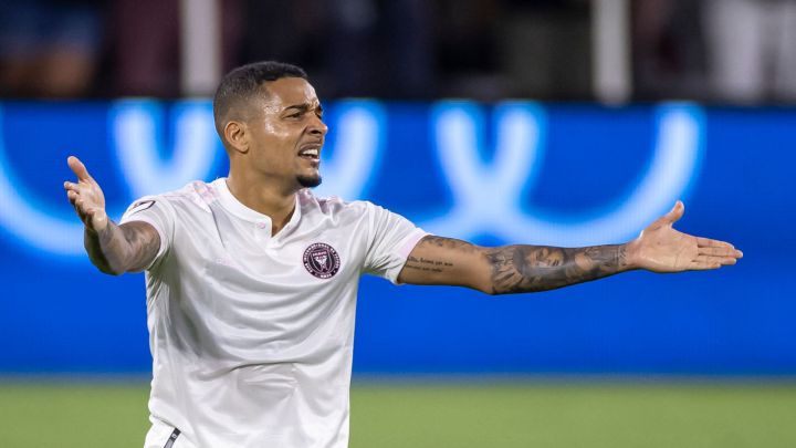 Gregore reclama en partido de Inter Miami en contra de D.C. United en el Audi Field.