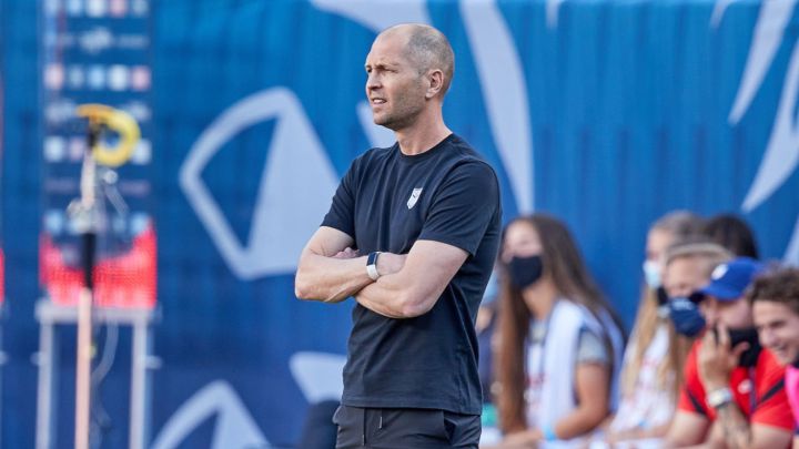 Gregg Berhalter observando a la Selección de Estados Unidos en partido contra Hondras durante la Nations League 2021.