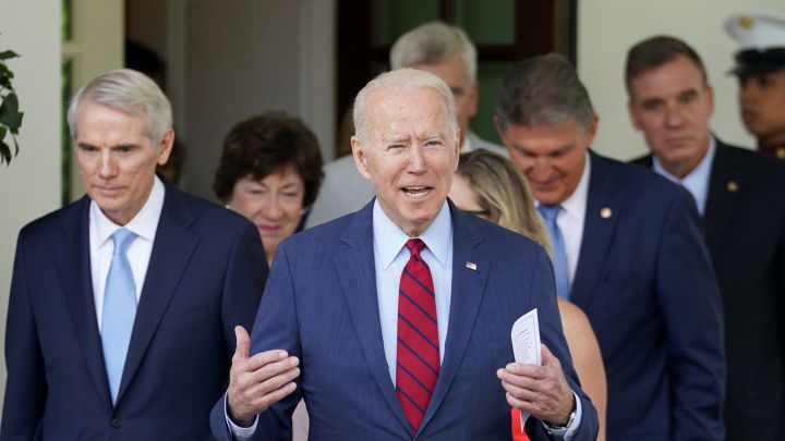 Presidente de los Estados Unidos, Joe Biden, y un grupo bipartidista de senadores