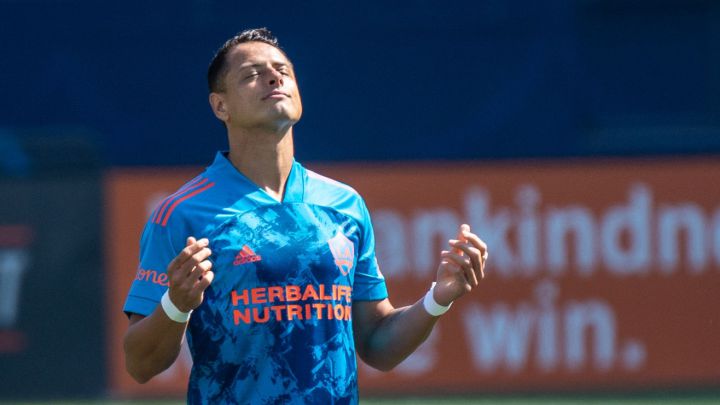 Javier "Chicharito" Hernández orando previo al arranque del partido de LA Galaxy contra San Jose Earthquakes en Carson, California.