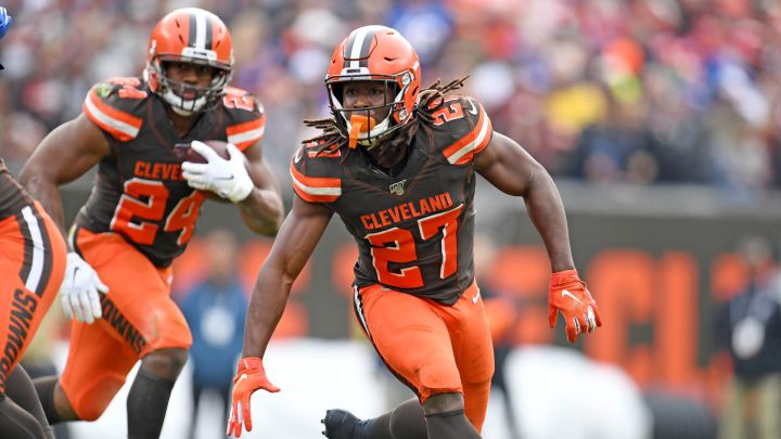 Nick Chubb y Kareem Hunt quieren mil yardas cada uno