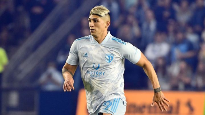 Alan Pulido controlando balón en jugada de Sporting Kansas City ante Houston Dynamo.
