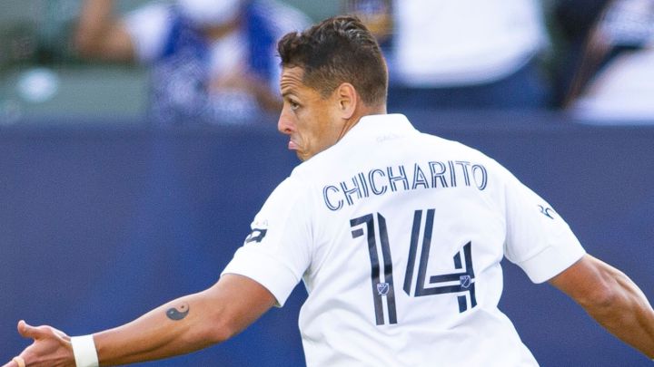 Chicharito celebra un gol en contra de LAFC en el Dignity Health Sports Park.
